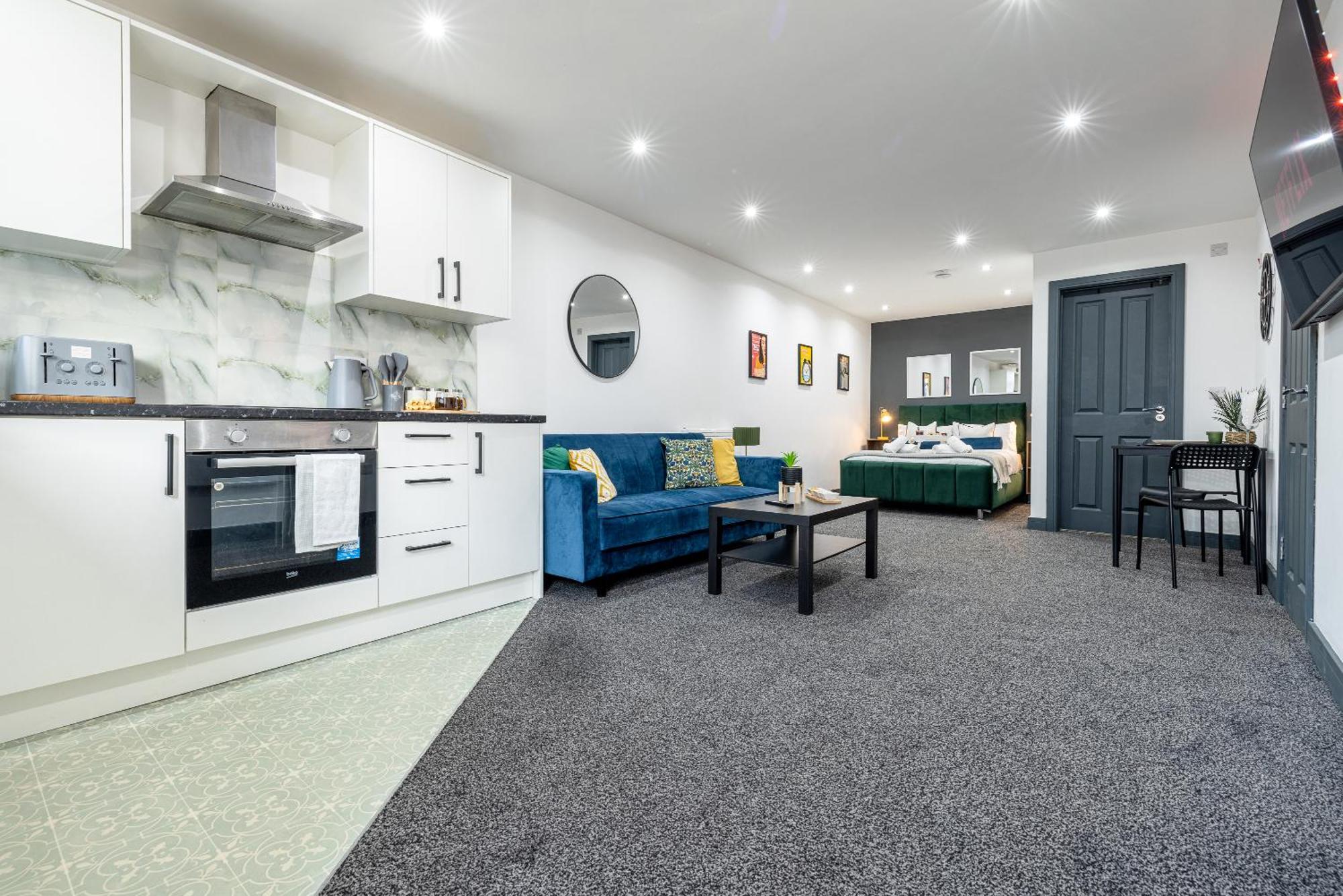 Rnm - Business Contractor & Proffesionals, Private Access & Entire Place, Kitchen & Washroom With Amenities, Smart Tv, Easy Access, Fast Wifi, Parking Nearby, Great Transport Links * Cradley Heath