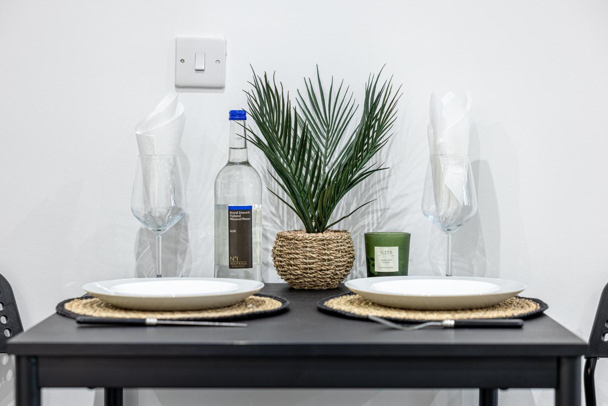 Apartamento Rnm - Business Contractor & Proffesionals, Private Access & Entire Place, Kitchen & Washroom With Amenities, Smart Tv, Easy Access, Fast Wifi, Parking Nearby, Great Transport Links *